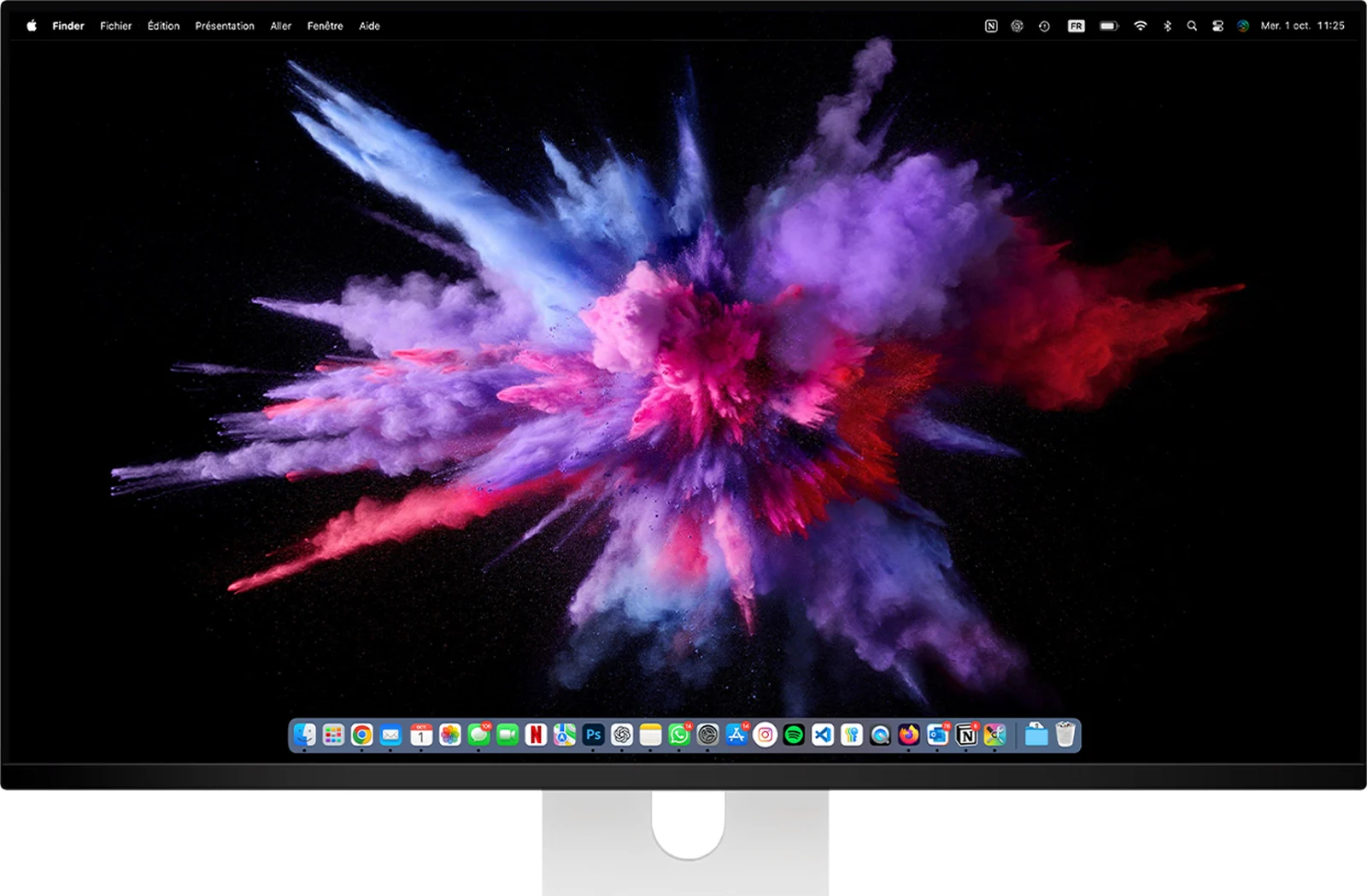 شاشة Kuycon Q32S مقاس 32 بوصة بدقة 4K QD-OLED تعرض سطح مكتب macOS مع شريط القوائم وشريط Dock