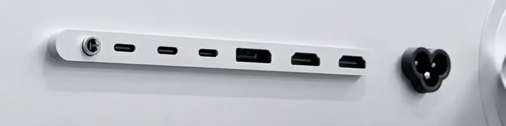 Nærbillede af rækken af tilslutninger bag på Kuycon P27Z: et minijackstik, tre USB-C-porte, en DisplayPort, to HDMI-porte og til sidst strømstikket